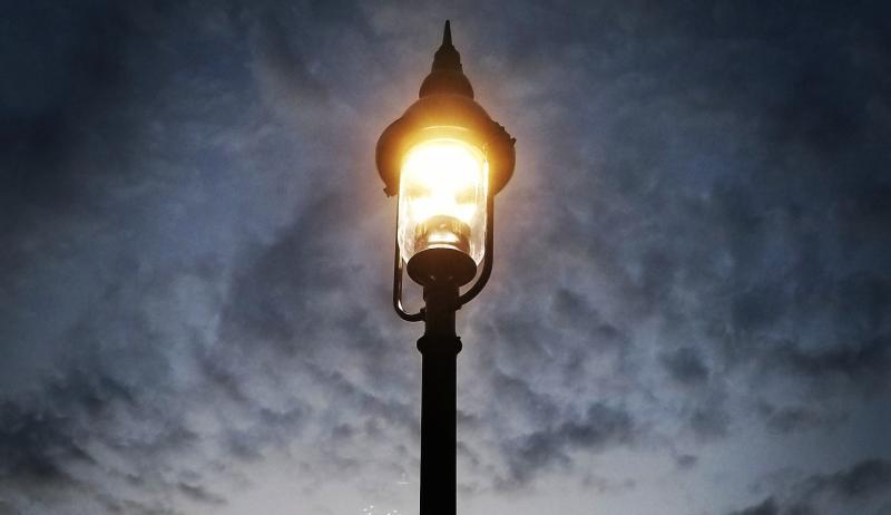 A picture of an LED streetlight.